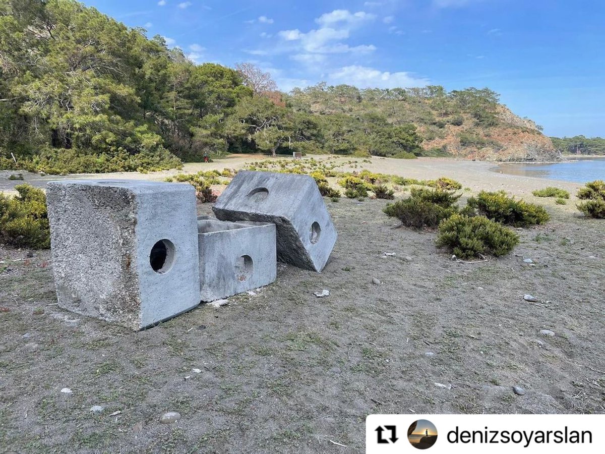 Phaselisdokunma's tweet photo. #Repost @denizsoyarslan with @use.repost
・・・
Phaselis'te neler oluyor?
1.derece SİT koruması altında olan Kemer/Phaselis beldesinin yağmalanıp yıkıma uğramaması için yerel halk ve çevrecilerin tepkileri ve uyarıları artıyor. 
Halk örgütlenmesi ve dayanışmalar güçlenerek büyürken, Önceki gün Phaselis'i koruyalım temasıyla çalıştay düzenlendi. Ve ardından çevreciler ve yerel halk, koyda basın açıklaması etkinliği gerçekleştirdi. 
Bu etkinlik ülkenin birçok yerinden destek aldı.
Phaselis beldesinin doğası, tarihsel dokusu, kültürel mirası ve burada yaşayan  yerel halkıyla birlikte korunması ve fakat; bizzat çevre ve Şehircilik Bakanlığı tarafından ranta dönük inşaat ve çalışmaların planlandığı konusuna dikkat çekilmişti. 
Ancak dün Bostanlık koyuna inşaat yapmaya çalışan şirketin, silahlı asker/komandolar koruması altında künkler getirip bırakması da, tüm haklı uyarılara rağmen "inşaat çalışmasına devam edecek mi?" sorusunu akla getirdi. 1. derece SİT alanını koruma yerine alanı  betonlaştırma ve rant alanı haline getirme ısrarındaki bakanlık ve şirketin çabaları; hukuksuzluğun ve doğa düşmanlığının yeni bir göstergesi olarak karşımıza çıkıyor.

Phaselis'e dokunmayın! 
Phaselis doğal kalsın!
(Yusuf Yavuz) 

#phaselisedokunma @phaselisedokunma