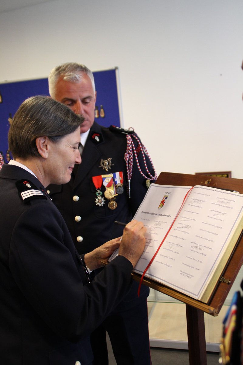 ENSOSP's tweet photo. Fin de formation marquée par la #cérémonie de remise de #sabre et la #signature du serment de l'officier de #SapeurPompier pour les stagiaires de la #Filt105, promotion Lucien Sarniguet.

#Tradition #Honneur #Responsabilité #Commandement #Mémoire https://t.co/43VKVz6rla