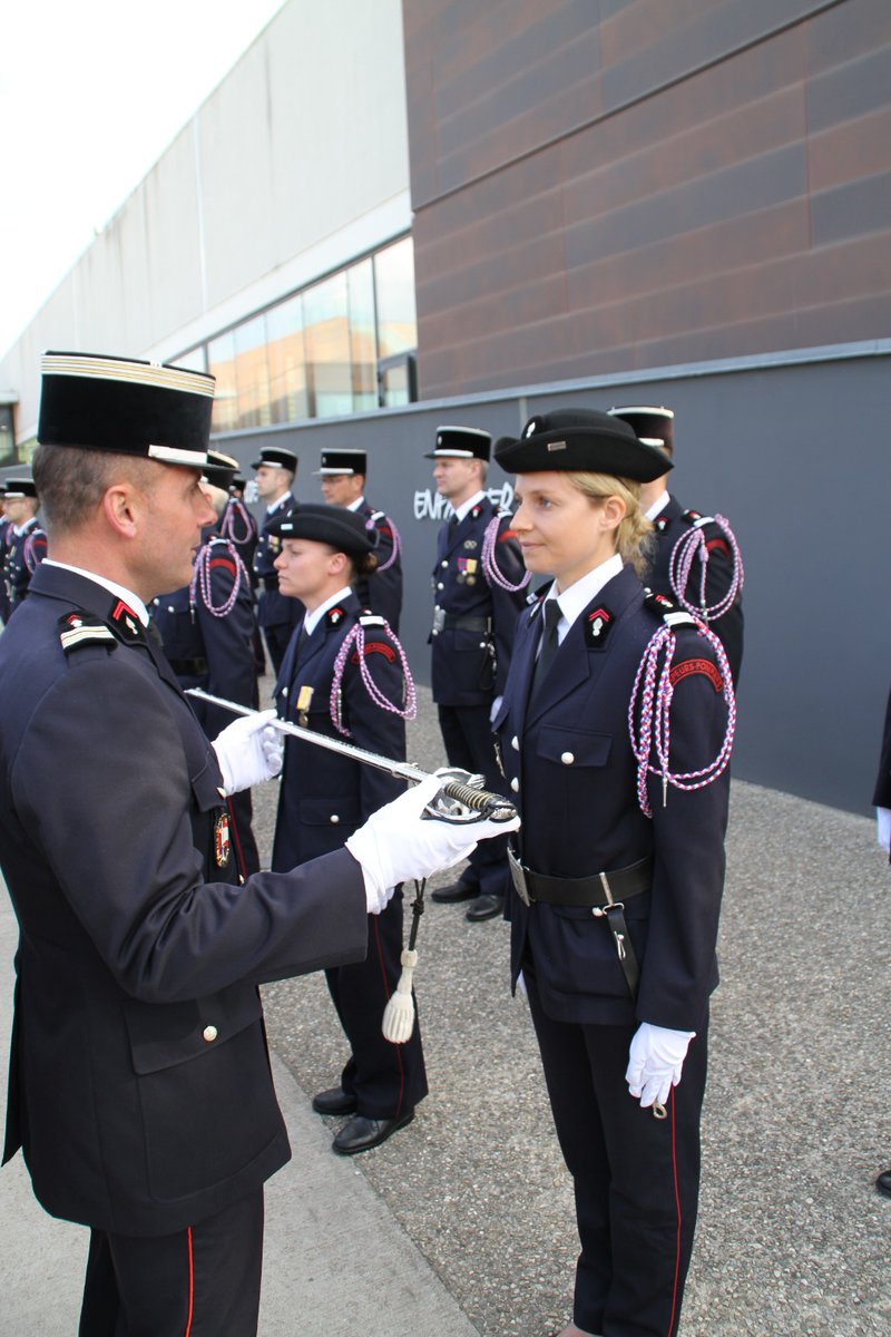 ENSOSP's tweet photo. Fin de formation marquée par la #cérémonie de remise de #sabre et la #signature du serment de l'officier de #SapeurPompier pour les stagiaires de la #Filt105, promotion Lucien Sarniguet.

#Tradition #Honneur #Responsabilité #Commandement #Mémoire https://t.co/43VKVz6rla