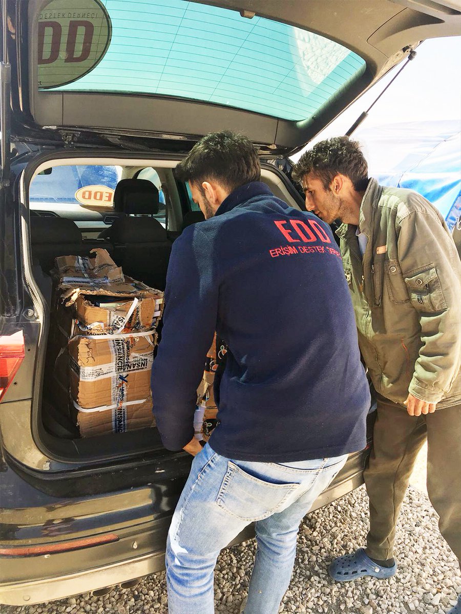 ErisimDestek's tweet photo. Lise ve Üniversite sınavlarına hazırlanan öğrenciler için #Hatay #samandag Tomruksuyu Festival Alanı'nda kurulan okul çadır kentteyiz. #insancılkitap tarafından gönderilen LGS ve YKS Hazırlık kitaplarını öğrencilere teslim ettik. #birlikteiyileşiyoruz #erişimdestek #edd https://t.co/1V0ZcKPovn