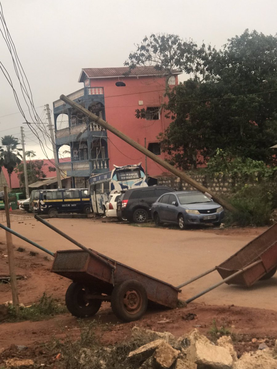 allychalco's tweet photo. @KenyaPower 
Mnataka watu wakue electrocuted ndio mkuje mbio mkiomba msamaha sio?
Hii pole since jana bana and no response from @KenyaPower 
Location: Kwale County,kwale town
Hio pole imefanya kuzuuliwa na ile wire inayoingia kwa nyumba za watu
@ https://t.co/gwtD23OWzY