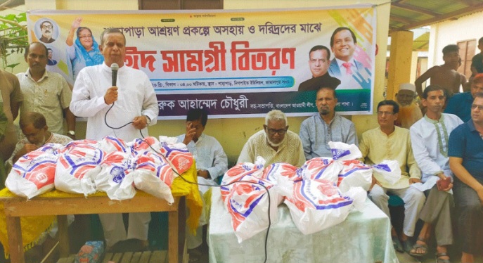 দরিদ্রদের মাঝে ঈদ সামগ্রী বিতরণ করলেন আওয়ামী লীগ নেতা