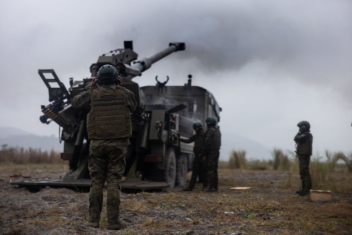 DefensePitz's tweet photo. Images: Both the #Philippine and the #UnitedStates Armed Forces have conducted bilateral artillery exercises, whereby the #PhilippineArmy for the first time fielded their #ATMOS2000 self-propelled howitzer, sharing their ideas to the U.S. troops its functions and uses. (c) DVIDS https://t.co/wl5uGJ5obr