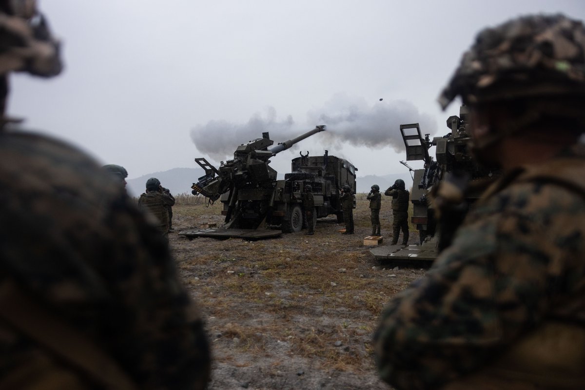 DefensePitz's tweet photo. Images: Both the #Philippine and the #UnitedStates Armed Forces have conducted bilateral artillery exercises, whereby the #PhilippineArmy for the first time fielded their #ATMOS2000 self-propelled howitzer, sharing their ideas to the U.S. troops its functions and uses. (c) DVIDS https://t.co/wl5uGJ5obr