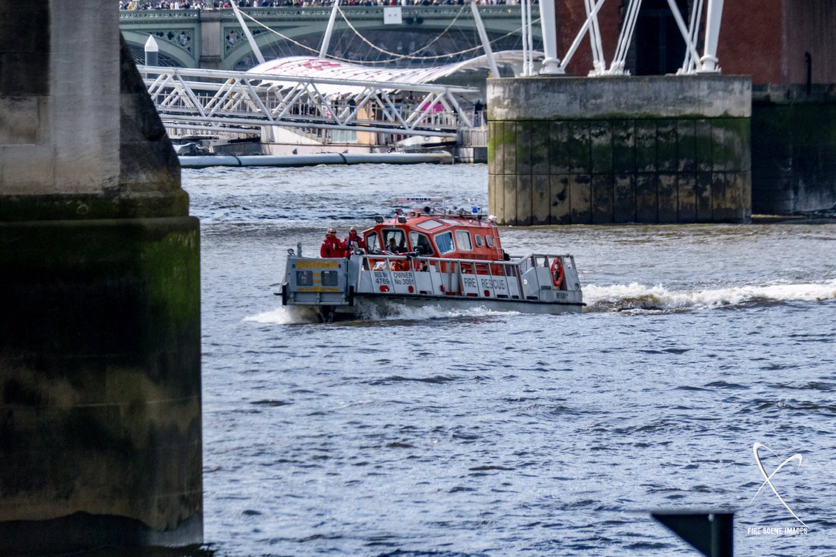 FSI_London's tweet photo. @LondonFire @FireLambeth #FireFlash #onthethames #Fireboat

LFB Fire Flash passing the Hungerford Bridge. https://t.co/D57DEIB9id