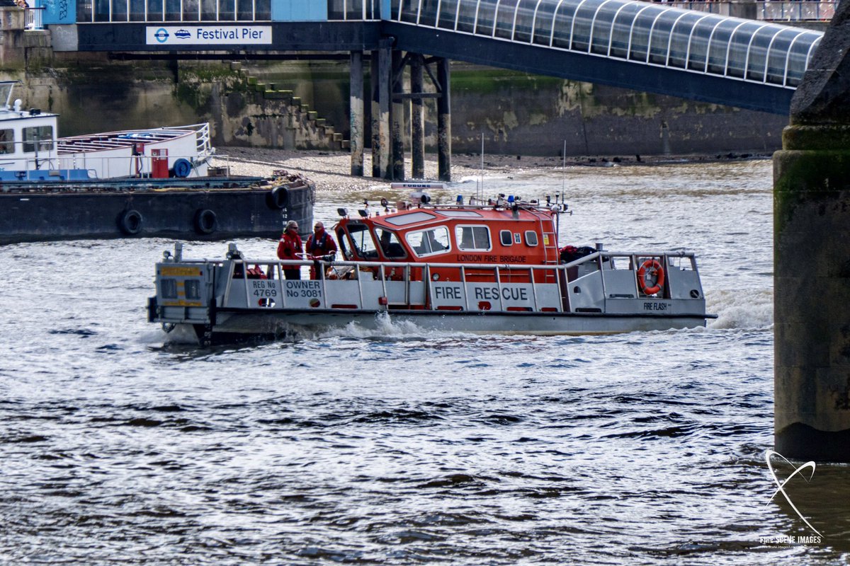 FSI_London's tweet photo. @LondonFire @FireLambeth #FireFlash #onthethames #Fireboat

LFB Fire Flash passing the Hungerford Bridge. https://t.co/D57DEIB9id