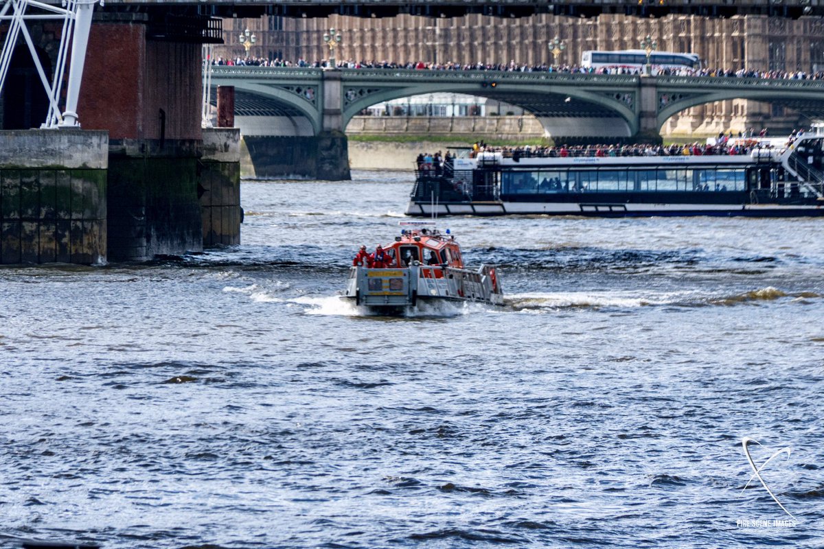 FSI_London's tweet photo. @LondonFire @FireLambeth #FireFlash #onthethames #Fireboat

LFB Fire Flash passing the Hungerford Bridge. https://t.co/D57DEIB9id