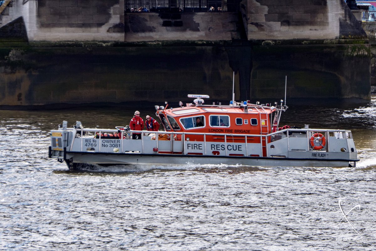 FSI_London's tweet photo. @LondonFire @FireLambeth #FireFlash #onthethames #Fireboat

LFB Fire Flash passing the Hungerford Bridge. https://t.co/D57DEIB9id