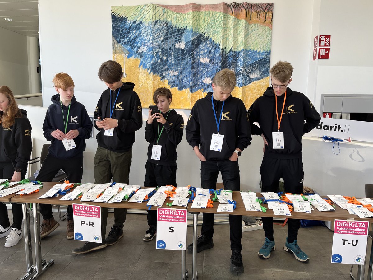 Valtakunnallinen digipedagogiikan päivä alkoi aurinkoisena Aulangolla. #Oppilasagenti’t jakoivat nimikylttejä. #itk2023 #Digikilta