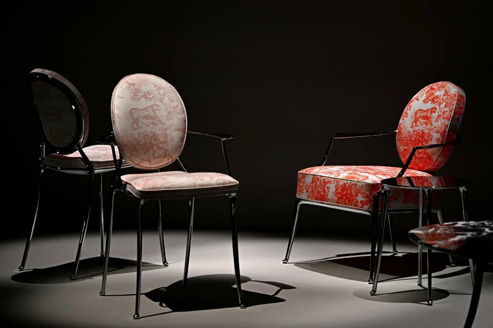 faridatir's tweet photo. Indémodable et indétrônable, la chaise #médaillon fétiche de Christian #Dior continue à inspirer l'un des créateurs les plus prolifiques de sa génération, Philippe #Starck https://t.co/4Ex0gKJPAI https://t.co/7rJpvp8zeg