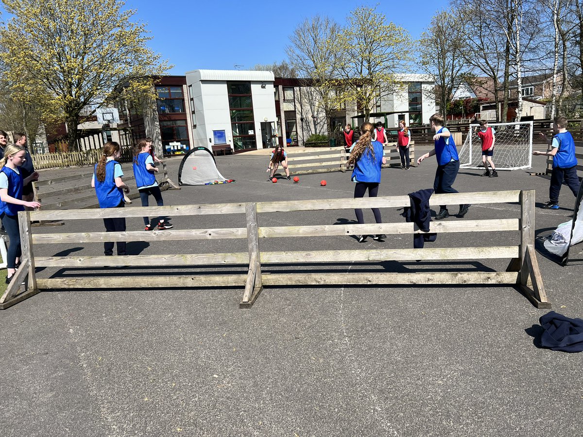 GPSmrsshotton's tweet photo. What a gorgeous day for some extra PE! @GPSYear6 #gpsPE https://t.co/6Cit4ztwmK