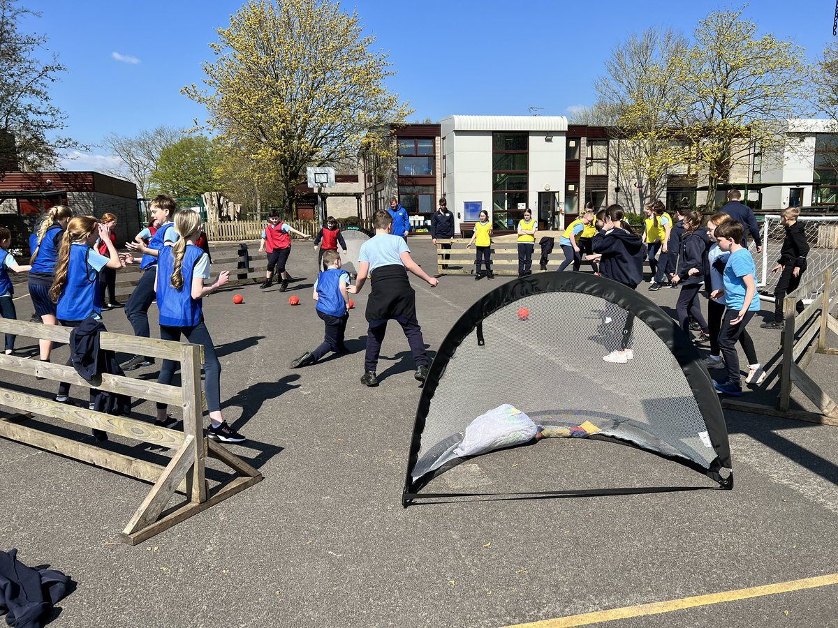 GPSmrsshotton's tweet photo. What a gorgeous day for some extra PE! @GPSYear6 #gpsPE https://t.co/6Cit4ztwmK
