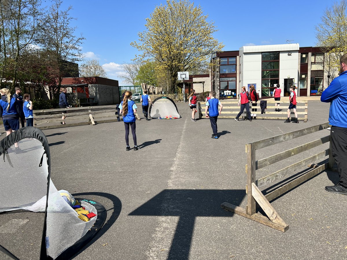 GPSmrsshotton's tweet photo. What a gorgeous day for some extra PE! @GPSYear6 #gpsPE https://t.co/6Cit4ztwmK