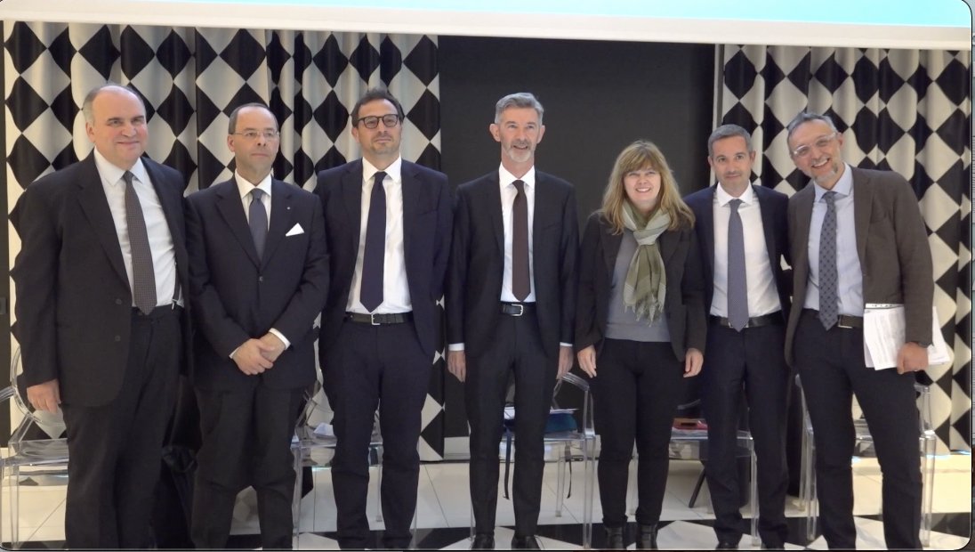 CONVEGNO CONFABITARE: DIRETTIVA UE SULLE CASE GREEN BONUS O MALUS?

Nel video le interviste a Alberto Zanni, Presidente Confabitare, Leonardo Fornaciari, Presidente Ance Emilia, Marco Lombardo, Senatore Azione.
tvbologna.it/canali/economi…
#tvbologna #casegreen #direttivacasegreen