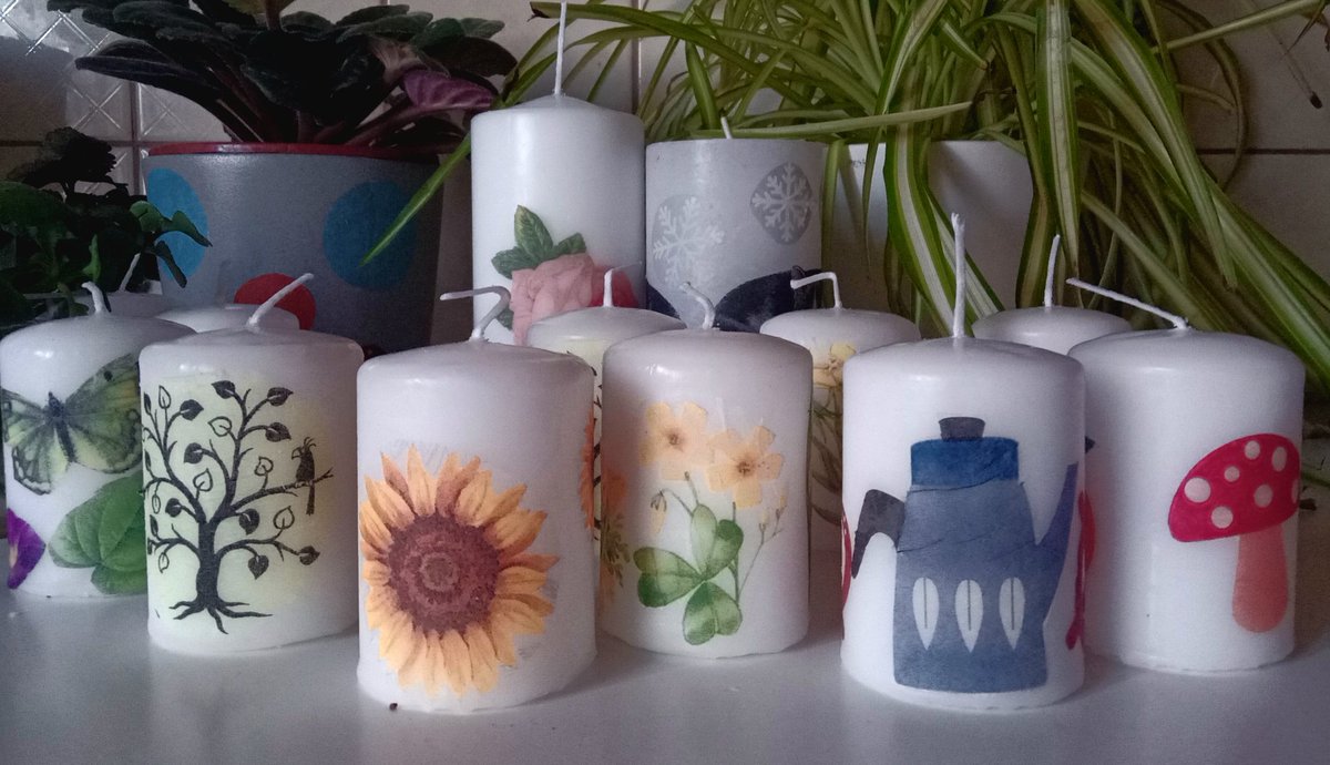 Muksunen's tweet photo. Koristelin kynttilöitä #decoupage-tekniikalla. #Kevät-kuvia #servetti #kynttilä. Tarkoitus viedä Jyväskylään #Ukraina-myyjäisiin lauantaina. https://t.co/g6Y6nmT8rL