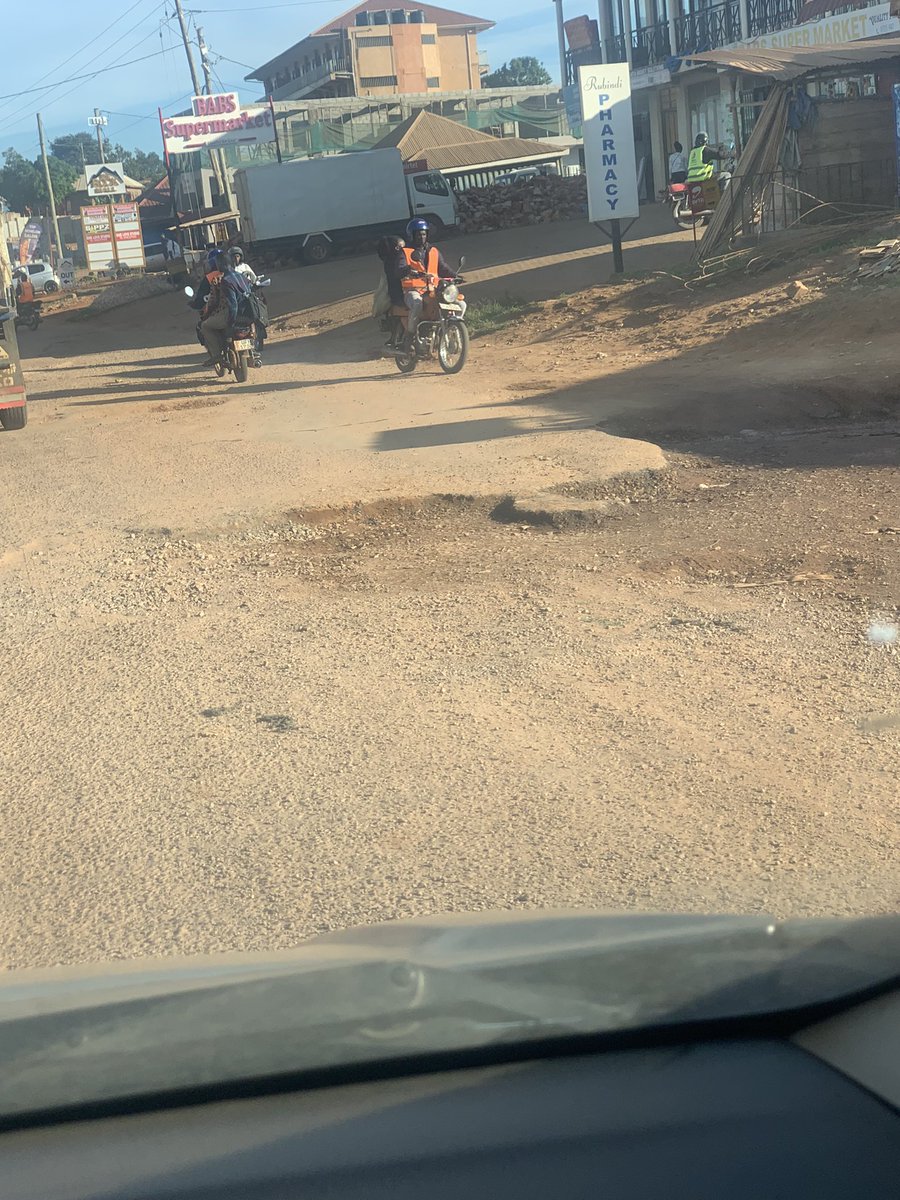 Idtwins256's tweet photo. #KampalaPotholeExhibition @SpireJim The first pothole photo is 5 years plus old @kampalapot https://t.co/0PRMIjK2BH