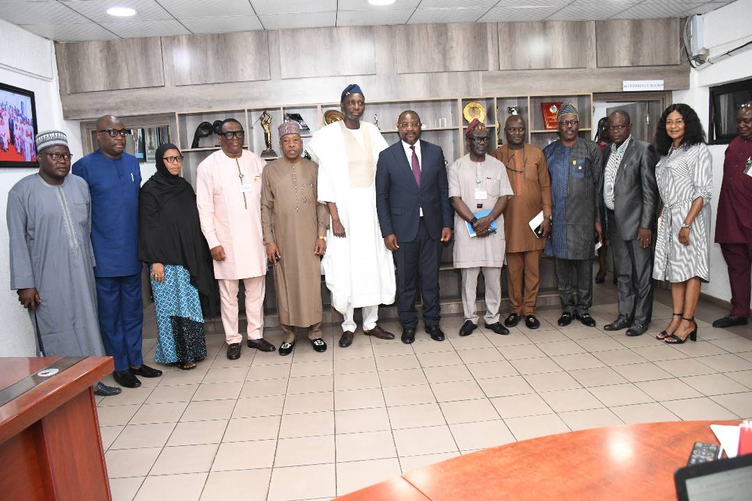 okodoro_oro's tweet photo. Yesterday,the Minister of  @NigeriaFMYS,HM @SundayDareSD received in audience the DG of @NIPSSKuru,Prof.Ayo Omotayo and some management staff.The Ministry and the institute agreed to collaborate to address Youth bulge and concerns around it. 

Cc @GbengaGOLD @de_voyce @AkinDare_ https://t.co/XhQ8SJ9Gkm