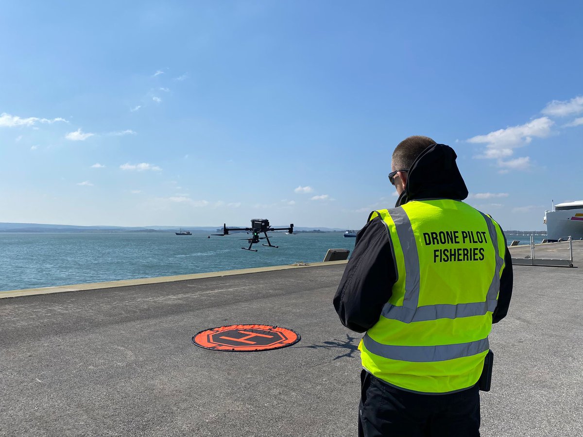 SouthernIFCA's tweet image. The Drone Team were out yesterday carrying out training flights, practicing emergency procedures &amp;amp; homing in on their camera operator skills, thanks to @PooleHarbourC for allowing access onto the South Quay #EyeInTheSky #Drone for more information ➡️ southern-ifca.gov.uk/drone-rov