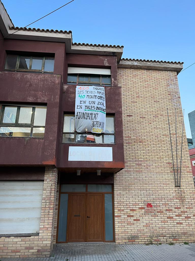 ei_gent's tweet photo. Famílies, com sabeu COCO no és un espai òptim per dur a terme la nostra tasca educativa, les monitores reclamem un local amb bones condicions per fer esplai!!!!

Fa anys que demanem un espai en condicions a l’Ajuntament i ningú ens escolta, n’estem fartes. 

Ei, Gent som totes ‼️ https://t.co/Eb43KV76sT