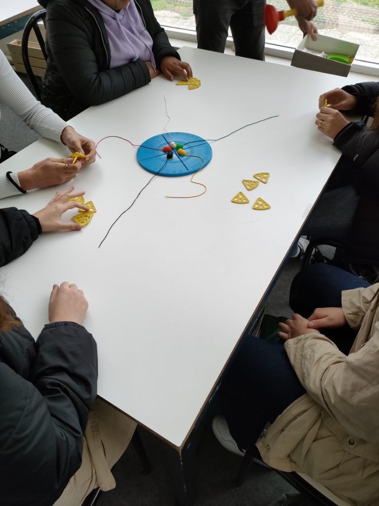 HerblayLycee's tweet photo. Dernière session #jeux #jeuxdesociété au #CDI le 14 avril, un vif succès ! Merci à Olivier de la ludothèque @HerblaysurSeine
A l'année prochaine !
Les jeux sont ensuite prêtés aux élèves par le #CDI
cc @DocVersailles #ProfDocAcVersailles https://t.co/Z5qKTvIqWM