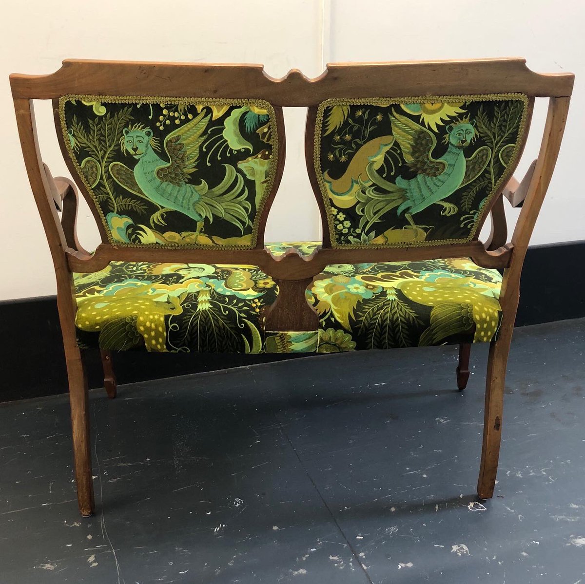 south_rachael's tweet photo. Sweet little settee upholstered in a big fabric! “Phantasia” by House of Hackney #upholstery #traditionalupholstery #settee #houseofhackney #maximalism #luxury https://t.co/4i7z0w6pNz