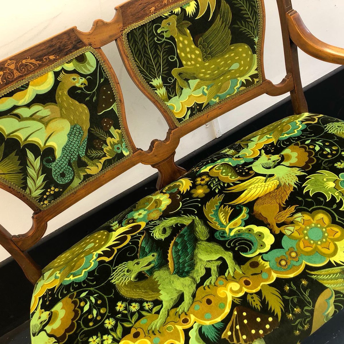 south_rachael's tweet photo. Sweet little settee upholstered in a big fabric! “Phantasia” by House of Hackney #upholstery #traditionalupholstery #settee #houseofhackney #maximalism #luxury https://t.co/4i7z0w6pNz