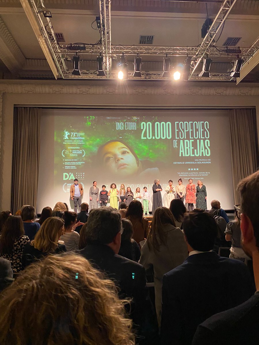 KatzEstudio's tweet photo. ¡QUÉ PELICULÓN! Ayer el público en pie aplaudiendo al equipazo de #20000EspeciesdeAbejas en Bilbao. 

Qué orgullo de amigas, de verdad. 💜💜💜

El día 21 de abril en cines. ¡NO OS LA PERDÁIS! 

#estreno #cine #pelicula #puraemoción https://t.co/nbRiShypGw
