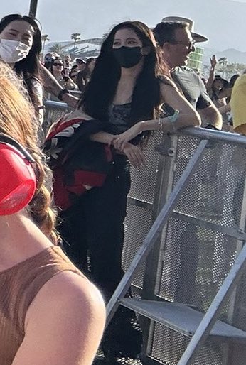 GODTIERJISOO's tweet photo. damn.... https://t.co/JL3zfPUZb1