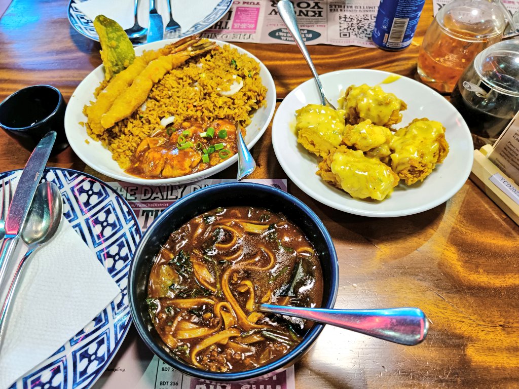 THESKB69's tweet image. That sea food rice bowl with beef ramen and chicken is a pure bliss ✨😋🍜🍗🧆