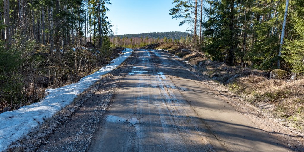 Yksityisteiden parantamiseen on mahdollista hakea tukea ELY-keskuksesta. Avustusta myönnetään tiekunnille ensisijaisesti rakentamiseksi luettavaan yksityisteiden parantamiseen.

Lisätietoa: ely-keskus.fi/yksityisteiden…

Yksityistieapuri: ely-keskus.fi/yksityistieapu…