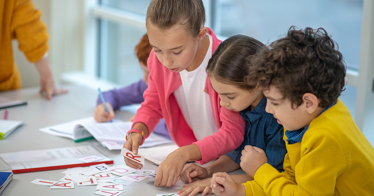 Niet elk kind heeft evenveel kans op een succesvolle loopbaan in het onderwijs. Soms heeft dat te maken met hun milieu van herkomst. Op school kun je deze kinderen extra bagage meegeven. 

Benieuwd naar alle onderwerpen rondom #onderwijskansen? Ga naar 👉 onderwijskansen.eu