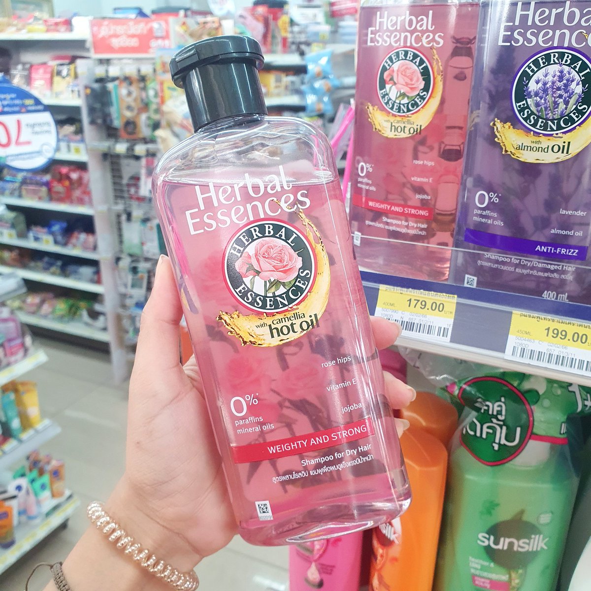 iffieben's tweet photo. ไม่ได้เข้าห้างเลย ซื้อเอากับ 7-11 นี่ล่ะ .. แชมพูผมหอมในตำนาน Herbal Essences สีชมพูว ต้องกลิ่นนี้เท่านั้นนะ หอมม๊ากกก หอมตะโกน บางทีไม่ได้สระ แค่เปิดฝาดมกลิ่นก็ฟิน 😂 เราชอบยุ่กลิ่นเดียว ข้อเสียสำหรับเรา ถ้าใช้แต่แชมพู ผมแข็งอ่ะ แต่แชมพูดันหอมกว่าครีมนวด งงม๊ะ #HowtoPerfect https://t.co/L1xGYtKiUG