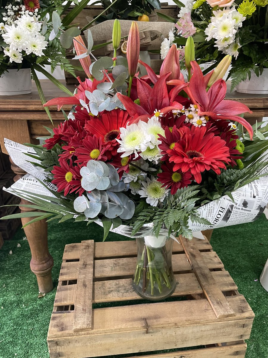 florquimia's tweet photo. Ramos✨❤️🤍

📍C/ Derechos humanos,14
📞919474721
📞641323118

⏰L-D DE 9:00 a 21:00

#Madrid #ramos #flores #plantas #tulipanes #margaritas #rosas #coronas #M30 https://t.co/XLLoOm8v0J