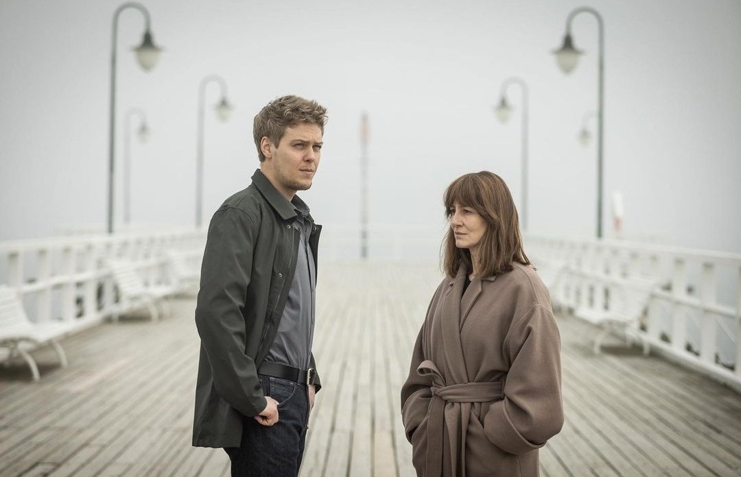 filmnewsPL's tweet photo. Maja Ostaszewska i Jakub Gierszał zagrają w filmie "Kolory zła. Czerwień" na podstawie pierwszej części kryminalnej trylogii Małgorzaty Oliwii Sobczak.

Zdjęcia kręcone są w Trójmieście. https://t.co/Pf1YMC66pN