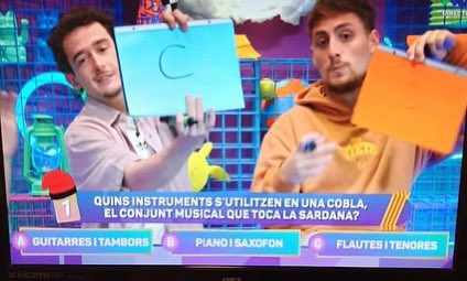 joanfillo's tweet photo. La sardana té dos passos: curts i llargs. Ni 3, ni *5* ni 7 (encara flipo). A les cobles, tampoc hi ha oboès ni flautes. És insultant el desconeixement i la desinformació de l’equip del @SomSX3. Si ningú a Tv3 sap ballar sardanes que la tanquin, cansat de ser tradició de segona. https://t.co/Fe5oDlJbhe