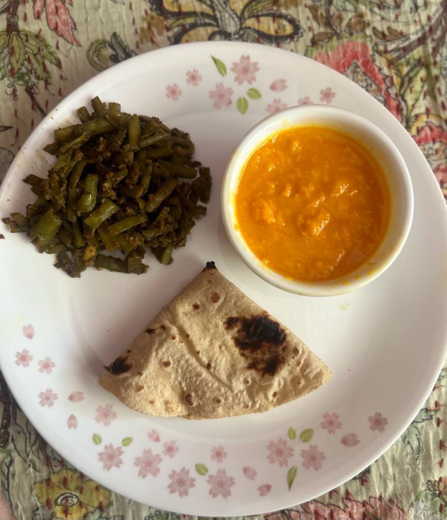 amarbarwe's tweet photo. It is still time for me to have lunch but now I’m real hungry after looking at @AmritaSitar simple non fussy (my kind) of lunch plate. This is all I like a lot. Gavarichi Bhaaji and Amras Poli. #simplemenu #maharashtrianlunch https://t.co/RqSgQWYvs3