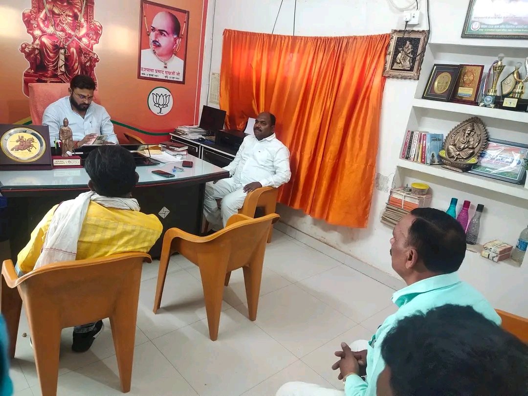 mlavijayrajbhar's tweet photo. कैंप कार्यालय पर जनता दर्शन कर लोगों की समस्याओं को सुना एवं निस्तारण हेतु संबंधित को कहा।
@BJP4UP @Bhupendraupbjp @Amarpalmbjp @dpradhanbjp @idharampalsingh @PMOIndia @myogiadityanath @sunilbansalbjp https://t.co/76Pfzk5LVB