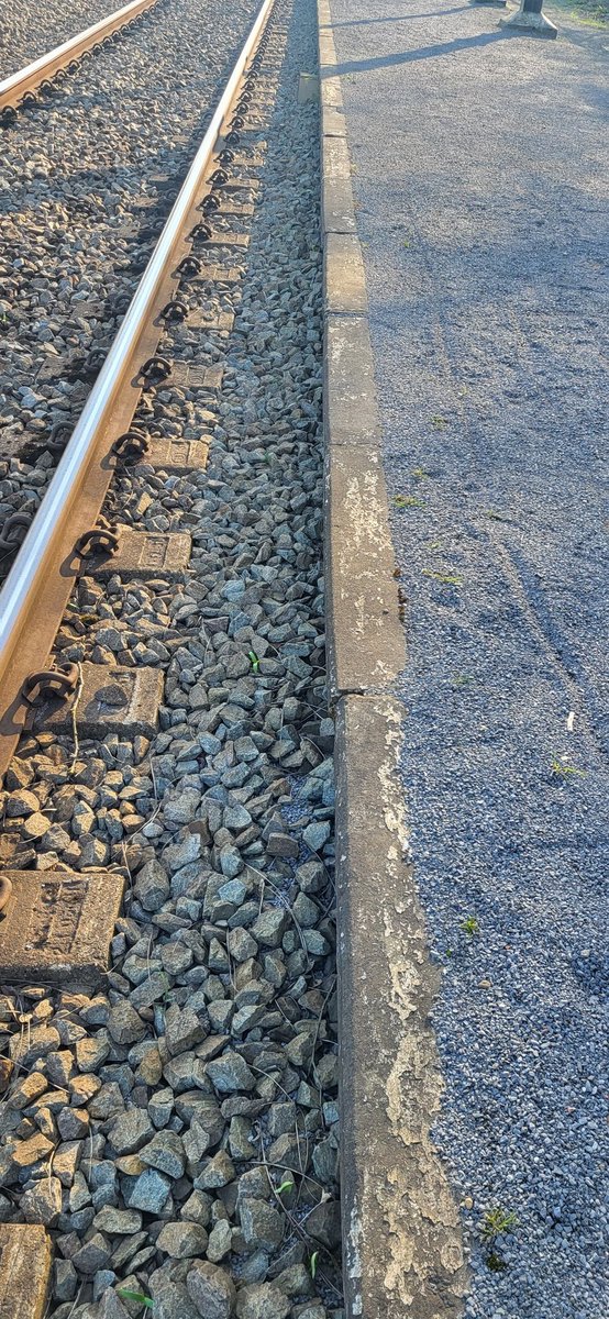 Target6671's tweet photo. @GarethDennis what your opinion about this ballast and sleepers. /also the platform is like 30 cm of the rail top. https://t.co/KMNaI6oJzu