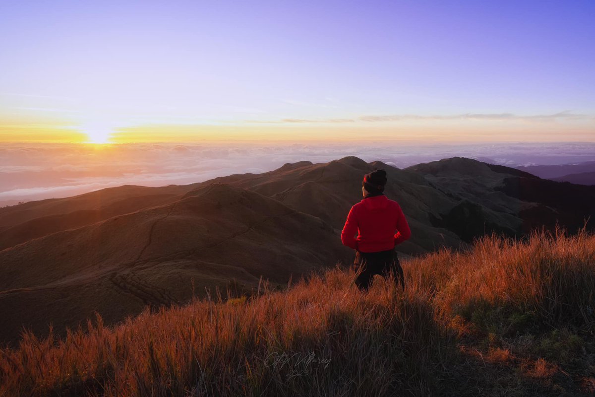 PhilippineStar's tweet photo. THIS IS YOUR SIGN TO VISIT MOUNT PULAG! ⛰✨

A photographer captured the ethereal beauty of Mount Pulag!

Otep Villarey started his first photography adventure after four years with the picture-perfect view of Mount Pulag during his three-day hike from March 16-18, 2023. https://t.co/5V85MxEjoR