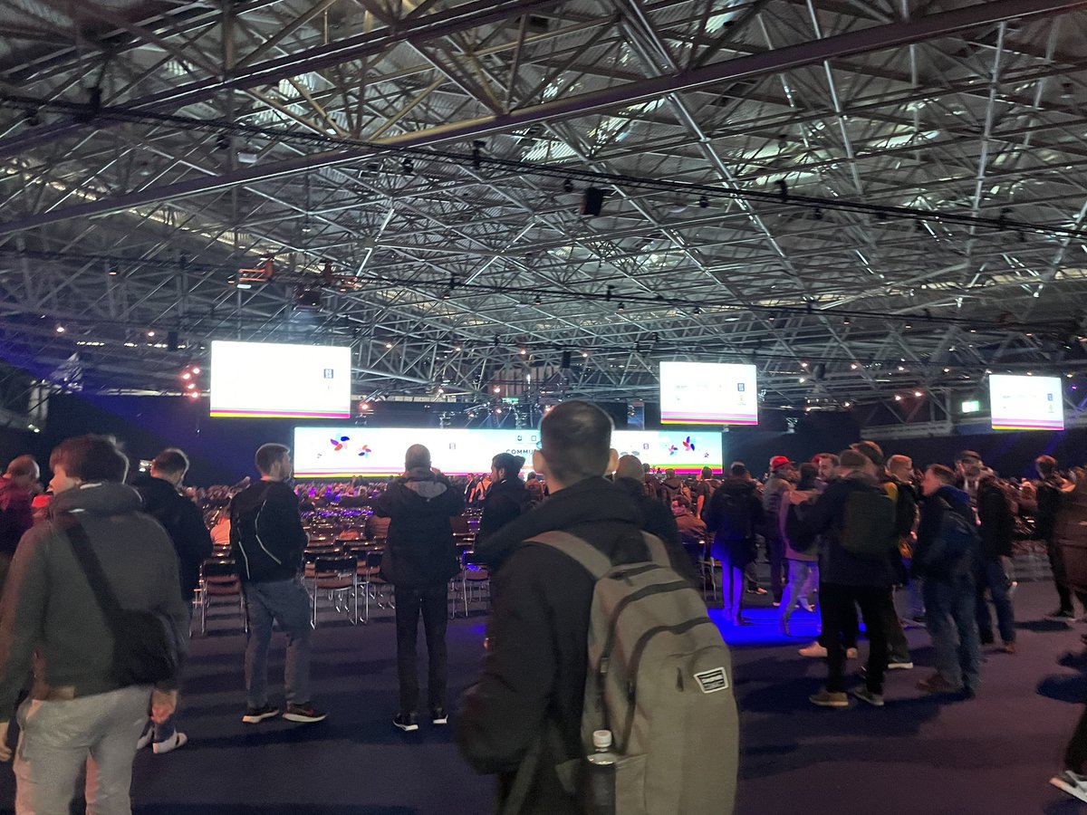 ksudate's tweet photo. Keynote始まった！
#KubeCon https://t.co/tbO4YEYX0f