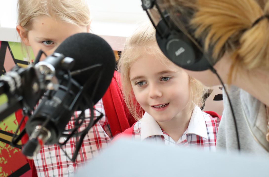 PipersCornerSch's tweet image. #PipersRadio had some very special guests this week! #PipersSixthForm presenters were joined by #PipersReception to discuss all things &quot;Easter Holidays&quot;. What a wonderful way to begin our Summer Term! #PipersCommunity #PipersPrePrep