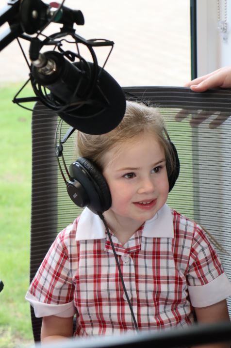 PipersCornerSch's tweet image. #PipersRadio had some very special guests this week! #PipersSixthForm presenters were joined by #PipersReception to discuss all things &quot;Easter Holidays&quot;. What a wonderful way to begin our Summer Term! #PipersCommunity #PipersPrePrep