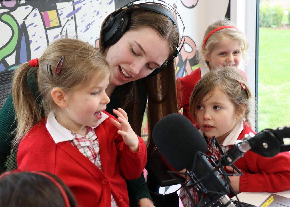 PipersCornerSch's tweet image. #PipersRadio had some very special guests this week! #PipersSixthForm presenters were joined by #PipersReception to discuss all things &quot;Easter Holidays&quot;. What a wonderful way to begin our Summer Term! #PipersCommunity #PipersPrePrep