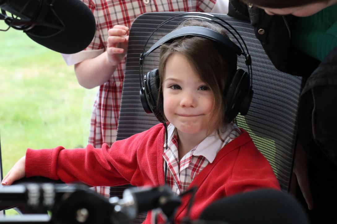 PipersCornerSch's tweet image. #PipersRadio had some very special guests this week! #PipersSixthForm presenters were joined by #PipersReception to discuss all things &quot;Easter Holidays&quot;. What a wonderful way to begin our Summer Term! #PipersCommunity #PipersPrePrep