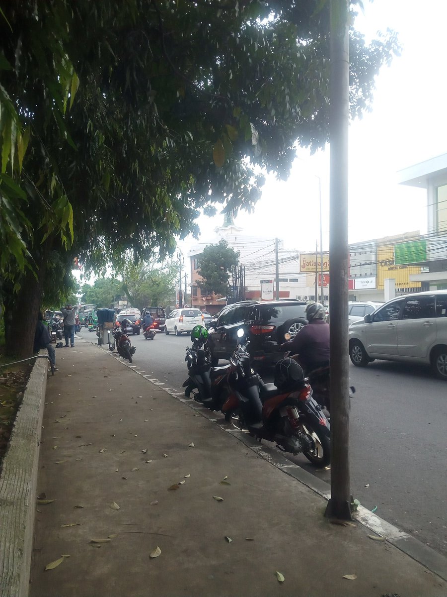 infosekoci's tweet photo. Depan RS Cibabat...lancar jaya https://t.co/XZgUsOg6GN