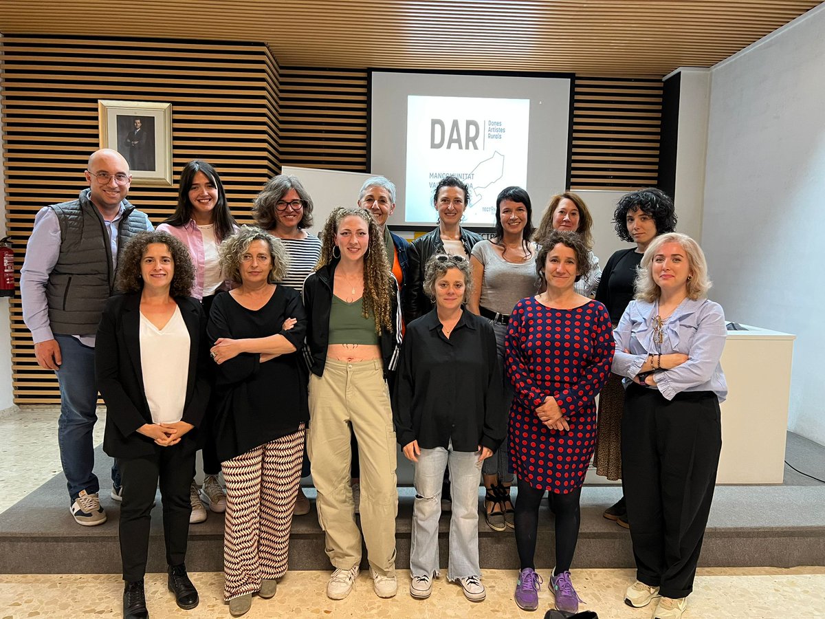MlaValldAlbaida's tweet photo. 🖌️ Ahir per la vesprada va començar el seu camí el #ProjecteDAR a la nostra comarca amb les 12 artistes seleccionades.

Un primer encontre que va reunir a les artistes per tal que pogueren presentar la seua obra artística davant les companyes, amb Clara Albacete al capdavant. https://t.co/5BpJXOsnY2