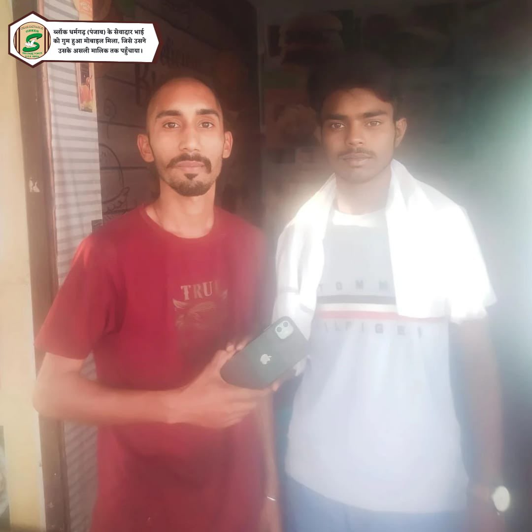 GreenSwelfares's tweet photo. Acts of #honesty restore our faith in humanity! In times when we mostly hear of mobile phones snatchings, kudos to Shah Satnam Ji Green 'S' Welfare Force Wing volunteer for tracing & returning the lost mobile phone to its owner, inspired by the teachings of Saint Dr. @GurmeetRamRahim Singh Ji Insan. #HonestyInAction #KindnessMatters