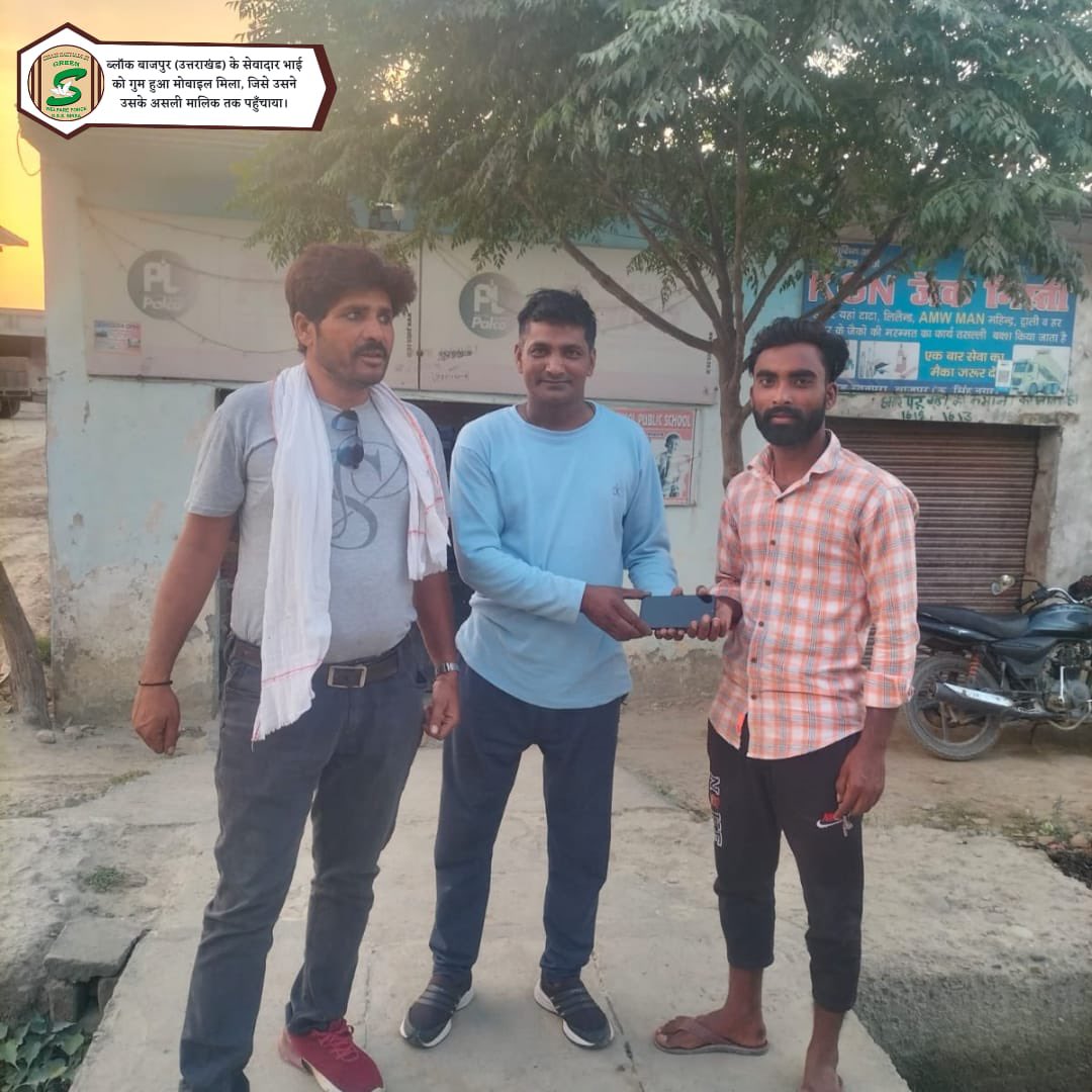 GreenSwelfares's tweet photo. Acts of #honesty restore our faith in humanity! In times when we mostly hear of mobile phones snatchings, kudos to Shah Satnam Ji Green 'S' Welfare Force Wing volunteer for tracing & returning the lost mobile phone to its owner, inspired by the teachings of Saint Dr. @GurmeetRamRahim Singh Ji Insan. #HonestyInAction #KindnessMatters