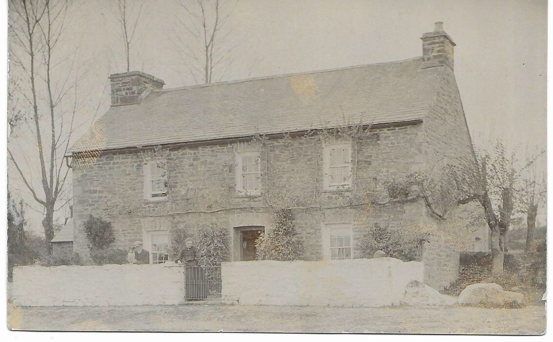 LynnsWPics's tweet photo. Who lived in a house like this?🤔
I love seeing people outside their homes in #OldPhotos but frustrating when there is no printing or writing on the back!
This lovely couple have their dog in the photo too😃love the house, any ideas? Probably could be anywhere in the country 🤔 https://t.co/nKmNTFgVv1
