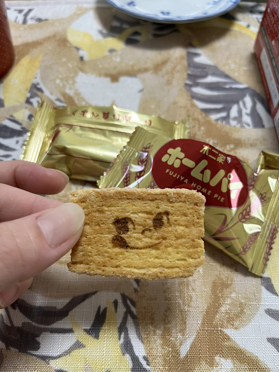 smhsjdpc_hiro's tweet photo. まぁ、当たらんよね
その代わり一昨日不二家のホームパイ食べてたら1/1000の確率で出てくるペコちゃんのお顔が出てきたのでこの写真を見て元気出します https://t.co/TwC9v8LSAd